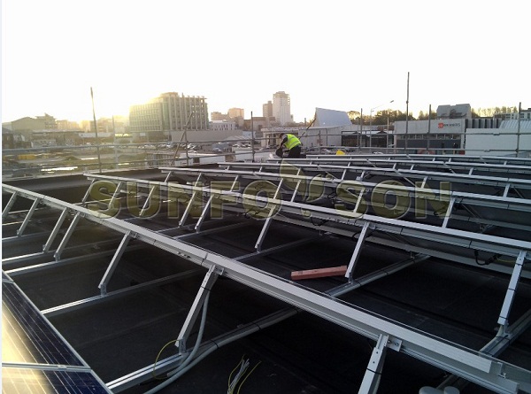Montage réglable de toit solaire