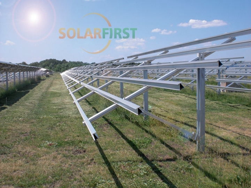 Système de montage solaire à terre en acier