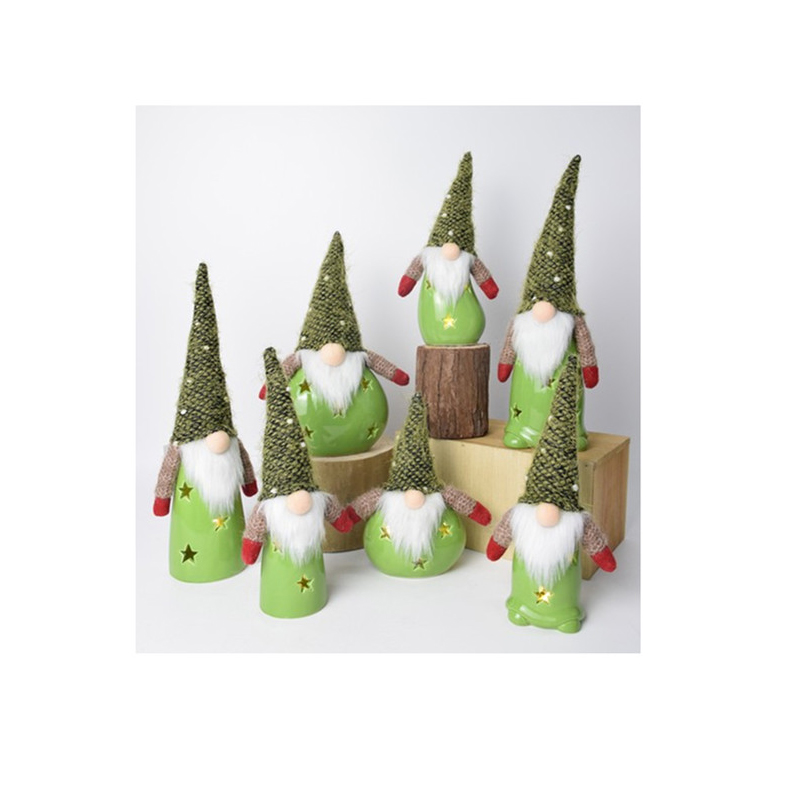 Un groupe de 5 ou 7 gnomes céramiques avec des chapeaux en peluche