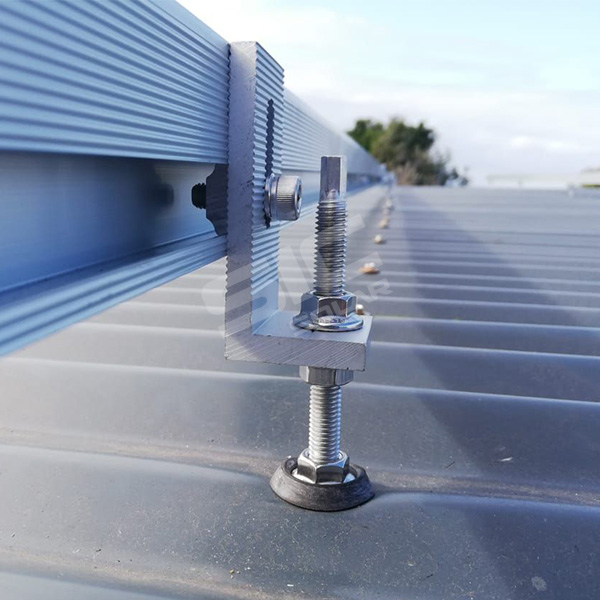 Boulons suspendus solaires pour toit en métal