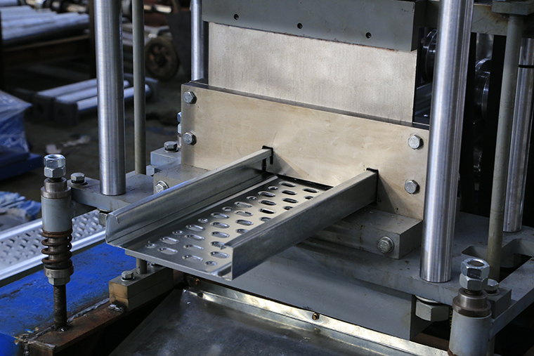 Machine de formage de rouleaux d'acier pour panneaux d'échafaudage