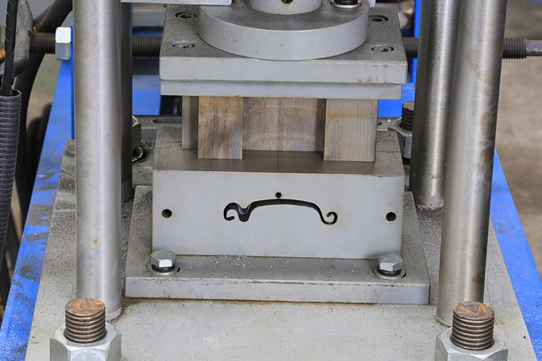 Machine de formage de rouleaux de porte de volet roulant